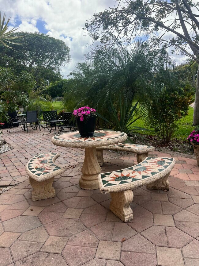 Building Photo - 2615 NE 3rd Ct