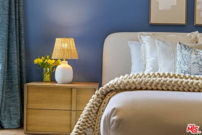 Building Photo - 300 N Swall Dr