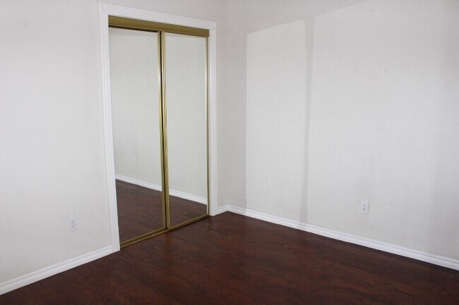 Building Photo - Great West side home located close to shop...