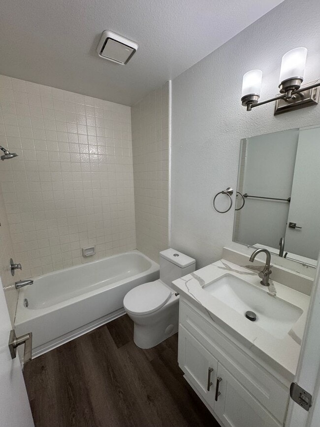 Building Photo - Condo with Amazing Lake View!