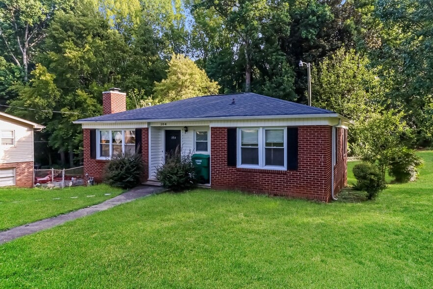 Building Photo - 104 Forest Ln Dr