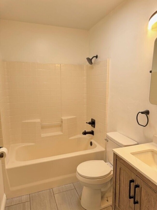 Building Photo - 3126 Silverlake Dr