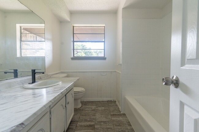 Building Photo - Cute 5 Bedroom House!