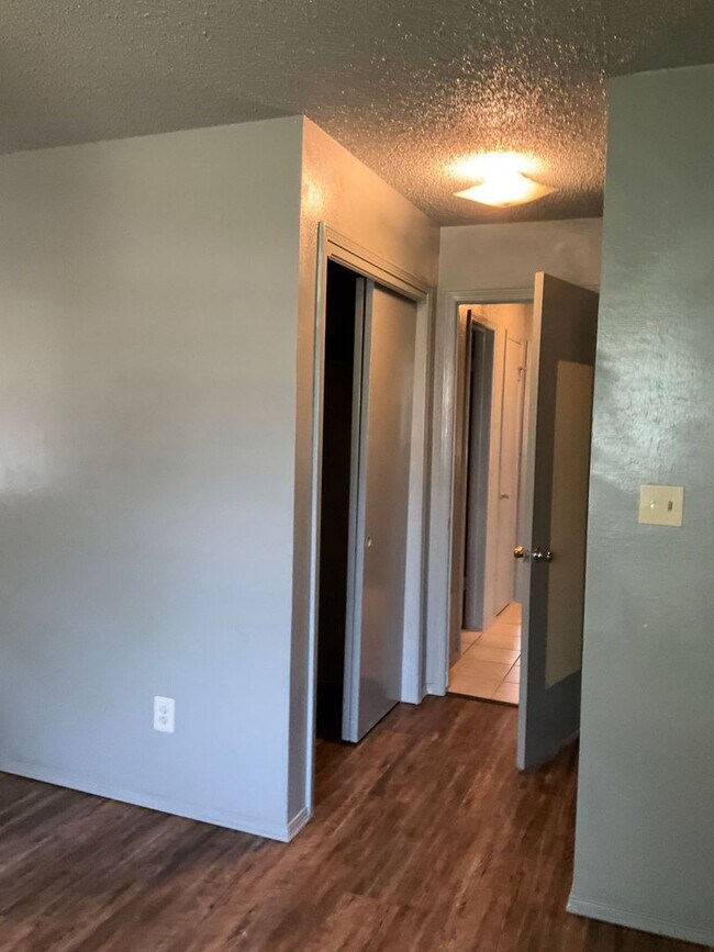 Building Photo - 1/2 OFF FIRST MONTHS RENT!  Great 3 Bed 1 ...