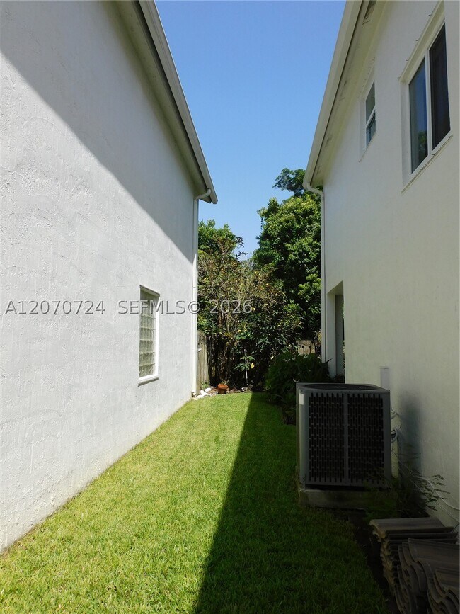 Building Photo - 14271 SW 150th Ave