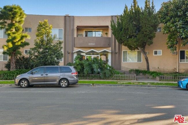 Building Photo - 15540 Moorpark St