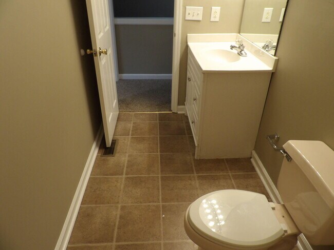 Building Photo - 244 Meadowview Dr
