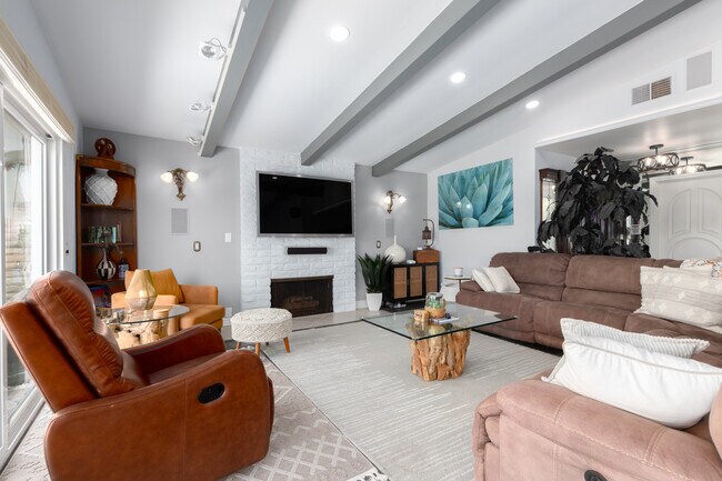 Building Photo - 1408 La Plaza Dr