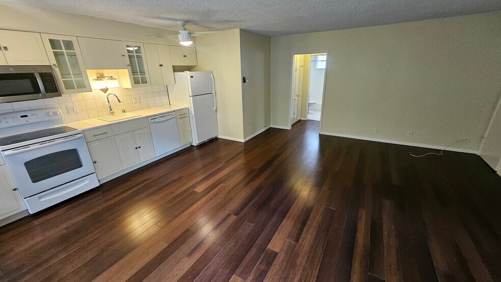 Building Photo - 2130 Beachwood Dr