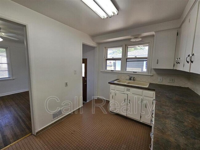 Building Photo - 2338 W Walton Ave