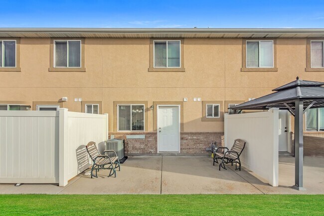 Building Photo - Charming 2 Bedroom Home with Modern Comforts and Pet-Friendly Living - Available NOW!