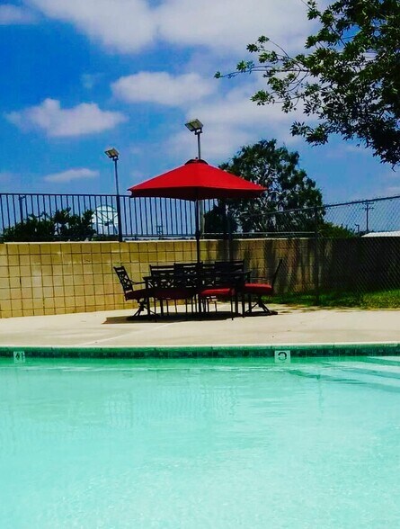 Building Photo - 1635 E Cypress St