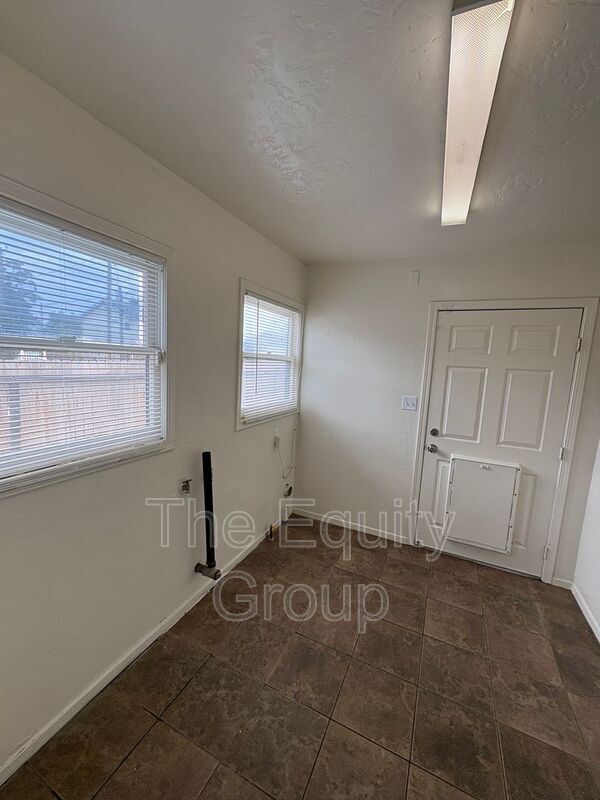 Building Photo - 309 W Noble Ave