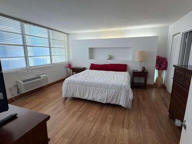 Building Photo - 5313 Collins Ave