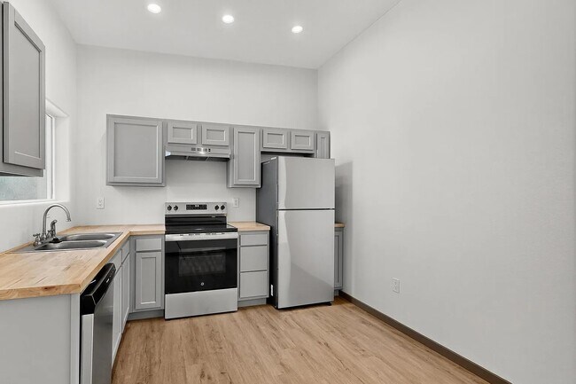 Building Photo - 9368 Valley View Dr NW