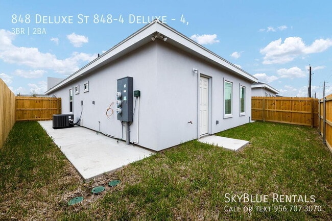 Building Photo - 848 Deluxe St