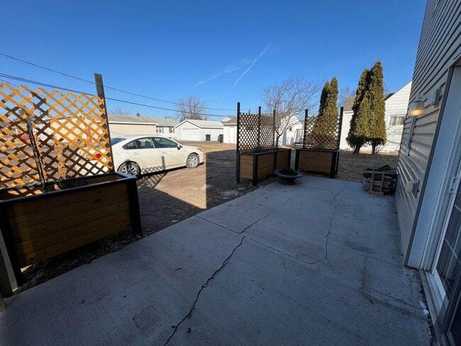 Building Photo - Industrial Style 3 Bedroom Home AVAILABLE JUNE!!!