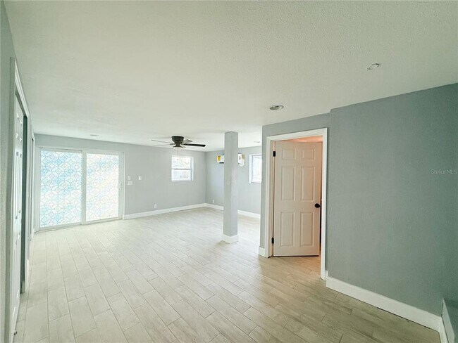 Building Photo - 14000 Miramar Ave