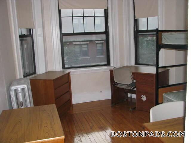 Building Photo - 136 Hemenway St