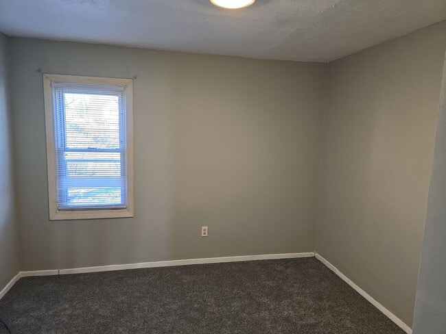 Building Photo - Spacious 2 Bedroom Home! Nice yard! Pet Friendly!