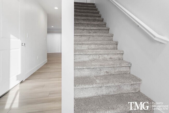 Building Photo - Modern townhome available June 1st!