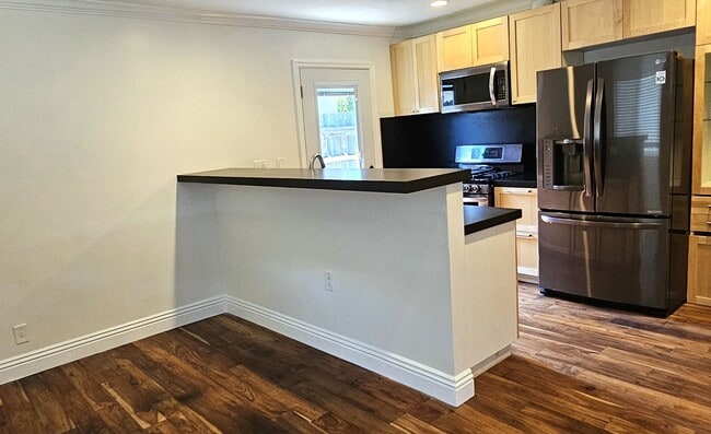 Building Photo - Gorgeous Remodeled 2 Bedrooms, 1 Bath Hous...