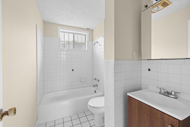 Building Photo - Charming 4 Bedroom, 2 Bathroom house