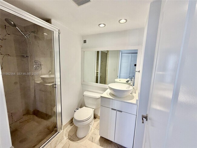 Building Photo - 1450 Brickell Bay Dr