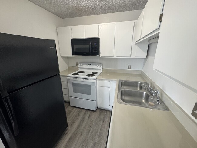 Building Photo - Upstairs 2 bedroom, 1 bathroom apartment with River views.