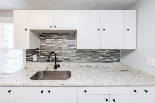 Building Photo - 482 E Jenkins Ave