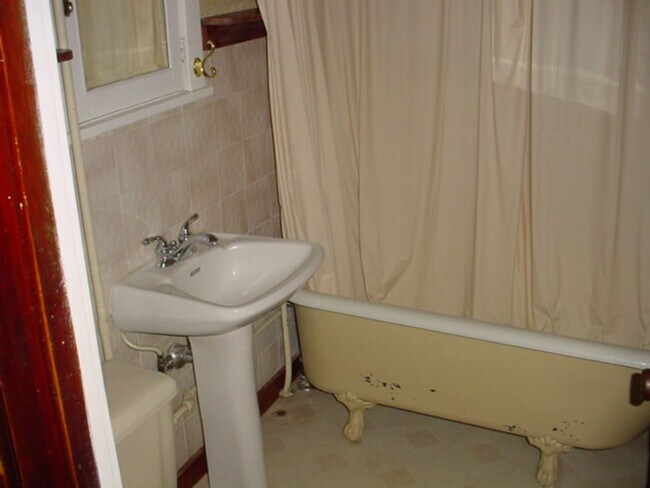 Building Photo - (518) - 819-821 E. Gorham Street