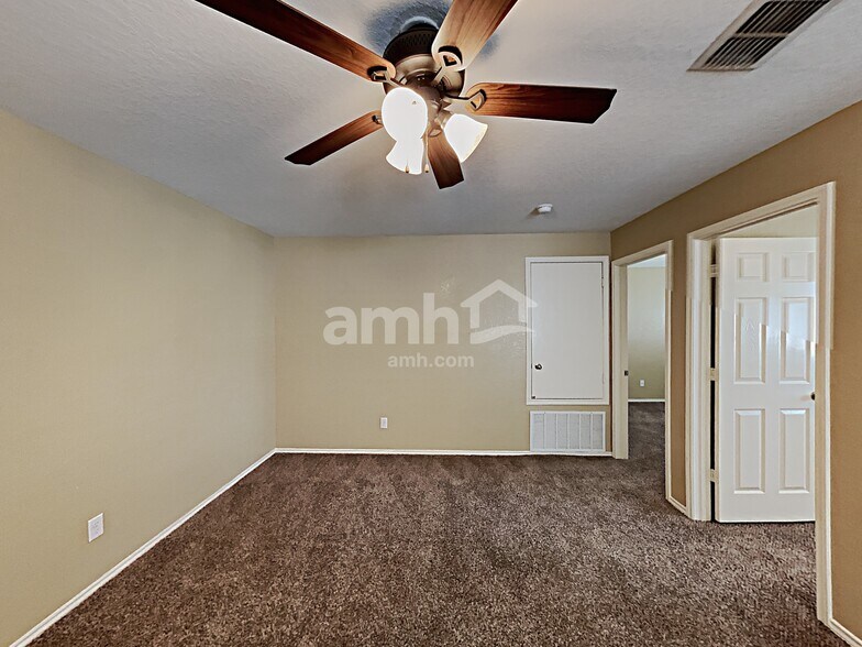 Building Photo - 9247 Pacific Maple