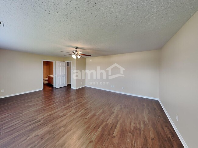 Building Photo - 489 Bourneside Dr