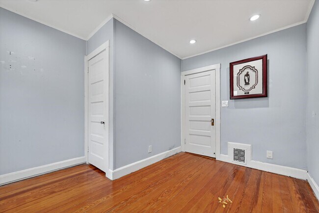 Building Photo - OPEN HOUSE on Sunday Feb 15th from 12 - 2 PM  Turn-key Ready 3 BR 1 BA in Newburgh, NY -$2700