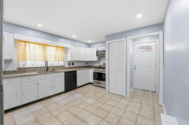 Building Photo - 5 Bradley St