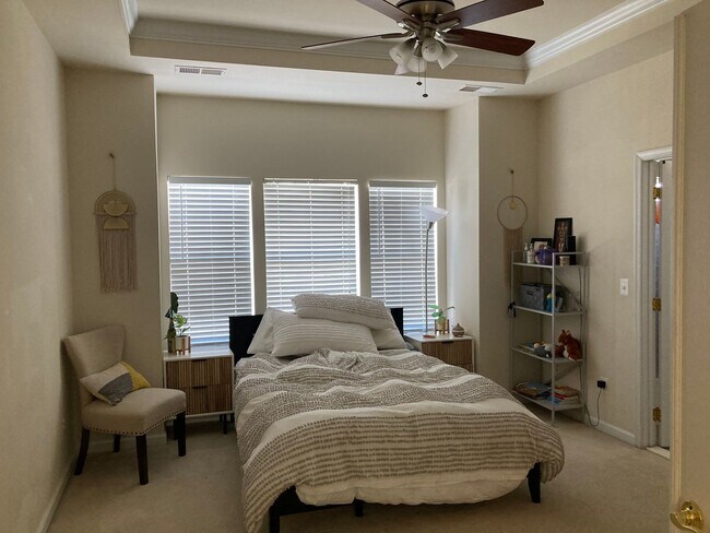 Building Photo - Stunning Light-Filled 3 Bed 2/2 Bath Townhome In Sought After Brambleton