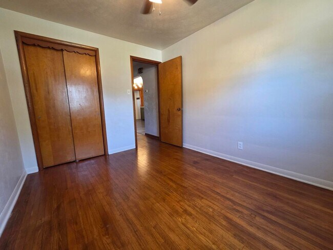 Building Photo - 947 S Heltman Ave