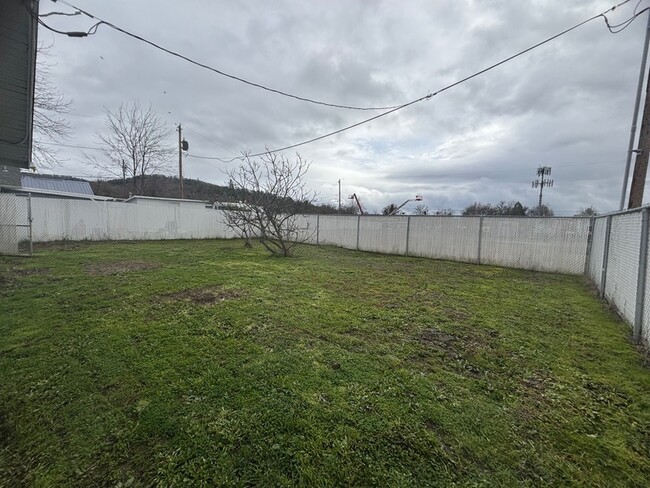 Building Photo - 435 NE Russell Ave