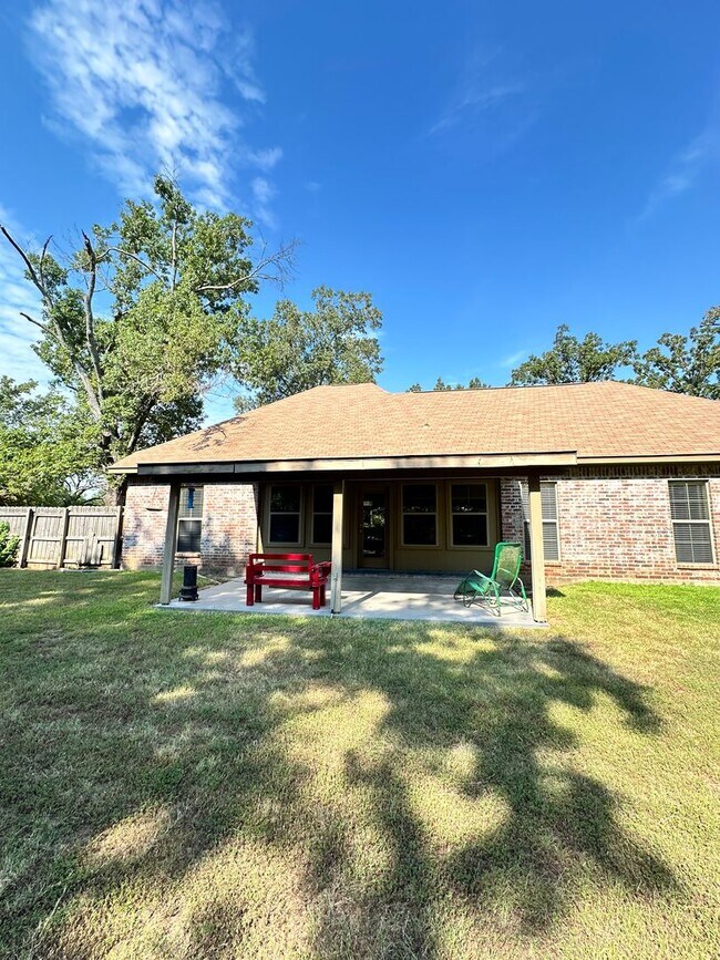 Building Photo - Heart of Benton on just under an acre of lot!