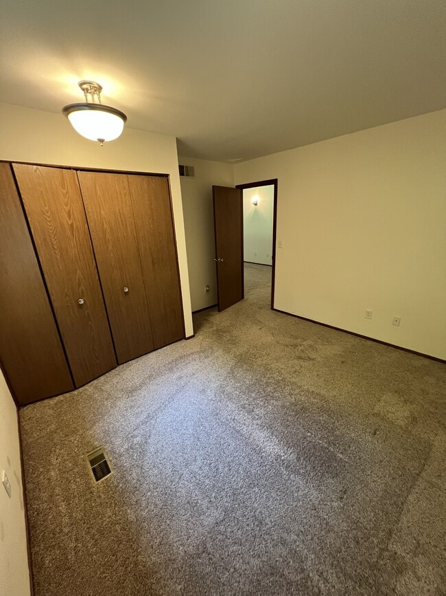 Building Photo - 3633 E Meadows Ct