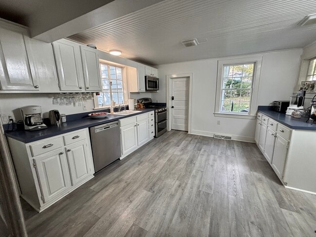 Building Photo - 63 Kings Hwy N