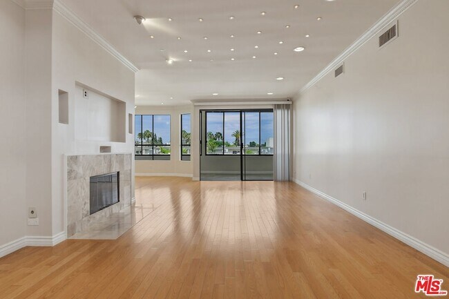Building Photo - 4443 Ventura Canyon Ave