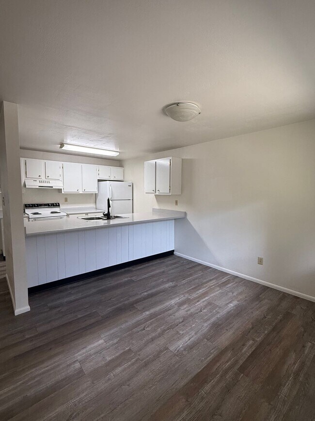 Building Photo - 2147 Marigold St