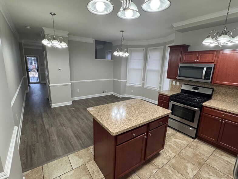 Building Photo - 414 S Augusta Ave