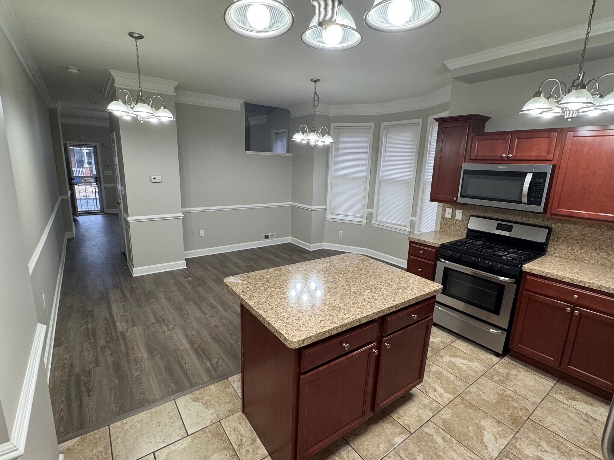 Building Photo - 414 S Augusta Ave