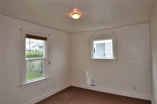 Building Photo - Spacious South Tacoma Home with Modern Updates & Fenced Yard