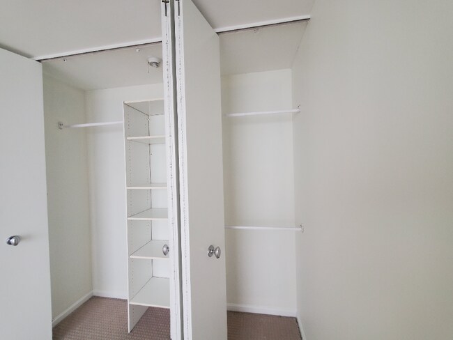 Building Photo - 4343 N Clarendon Ave