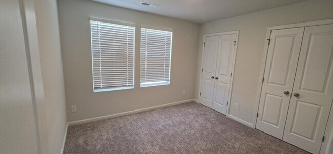 Building Photo - **** READY TO MOVE IN NOW ****