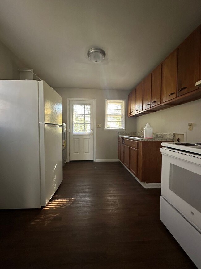 Building Photo - 2 Bedroom, 1 bathroom on the East-Side. Mo...