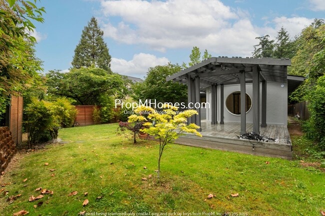 Building Photo - Unique Luxury Three Bedroom Home in Hallinan!